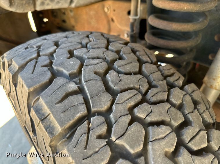 image for item KM9811 2006 Ford F350 Super Duty  Crew Cab flatbed pickup truck