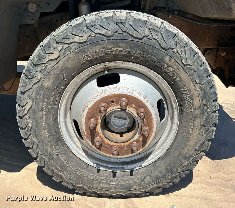 image for item KM9811 2006 Ford F350 Super Duty  Crew Cab flatbed pickup truck