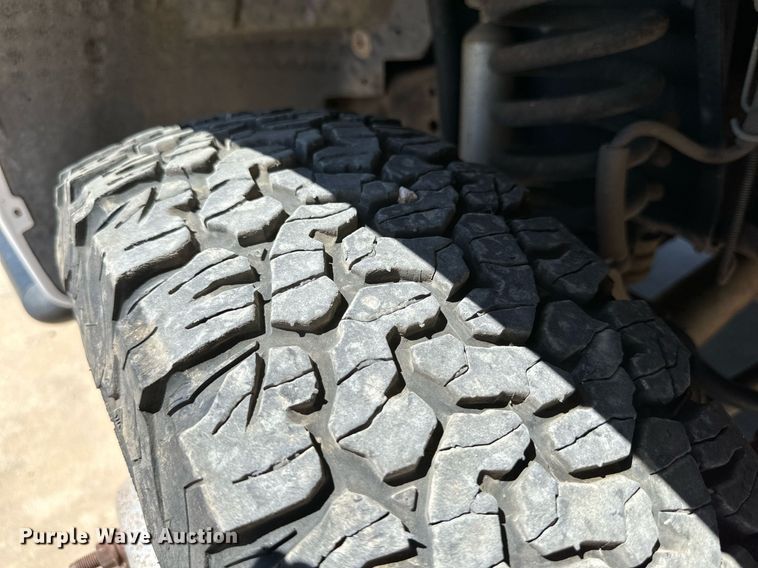 image for item KM9811 2006 Ford F350 Super Duty  Crew Cab flatbed pickup truck