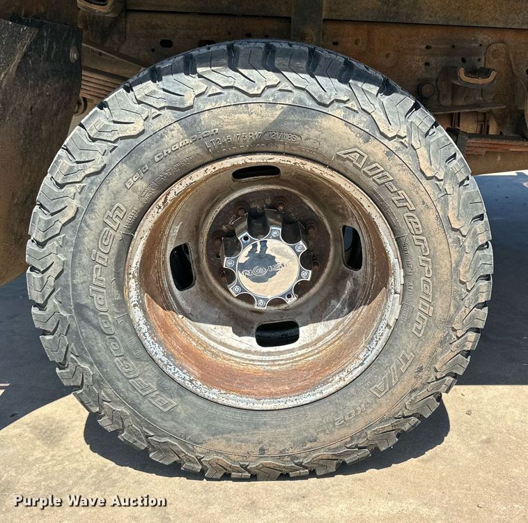 image for item KM9811 2006 Ford F350 Super Duty  Crew Cab flatbed pickup truck