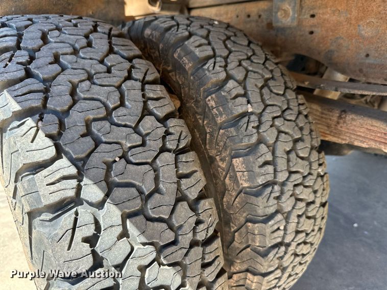 image for item KM9811 2006 Ford F350 Super Duty  Crew Cab flatbed pickup truck