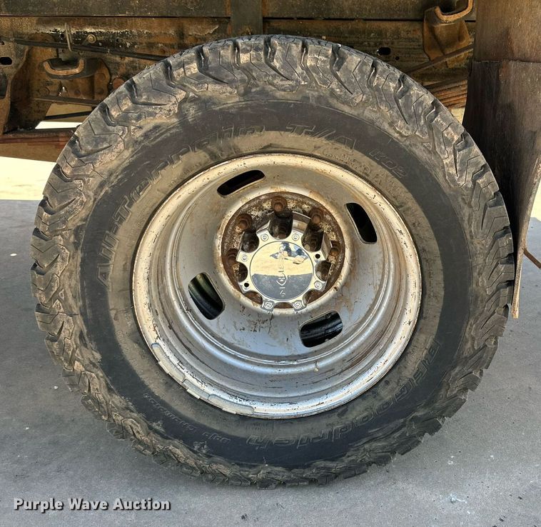 image for item KM9811 2006 Ford F350 Super Duty  Crew Cab flatbed pickup truck