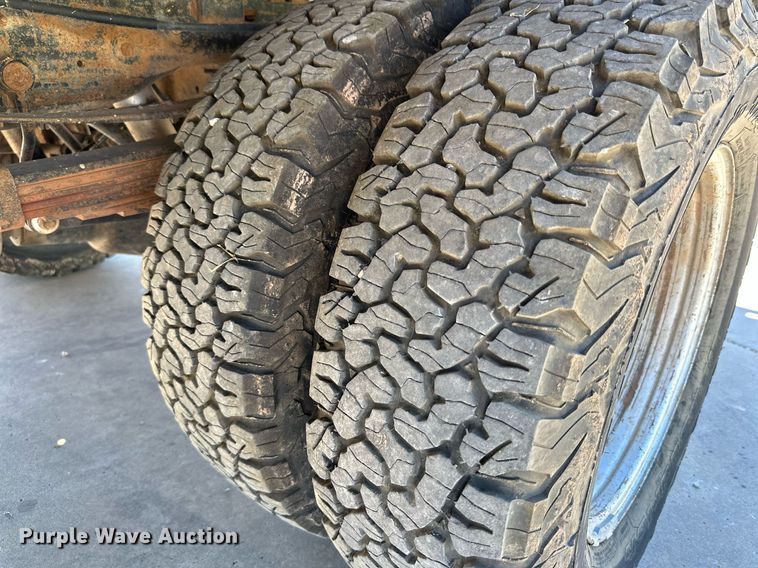 image for item KM9811 2006 Ford F350 Super Duty  Crew Cab flatbed pickup truck