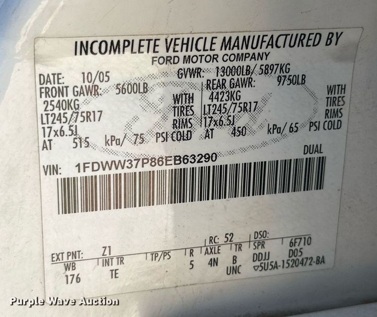 image for item KM9811 2006 Ford F350 Super Duty  Crew Cab flatbed pickup truck