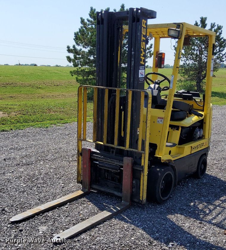 image for item KW9073 Hyster 30  forklift
