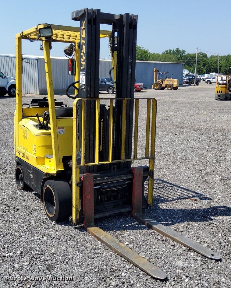 image for item KW9073 Hyster 30  forklift