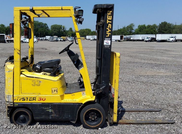 image for item KW9073 Hyster 30  forklift