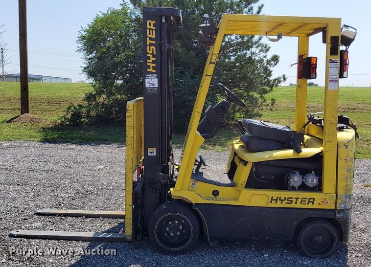 image for item KW9073 Hyster 30  forklift