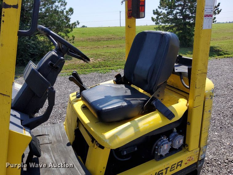 image for item KW9073 Hyster 30  forklift