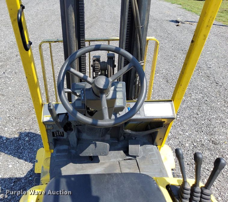 image for item KW9073 Hyster 30  forklift