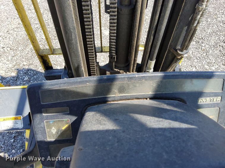 image for item KW9073 Hyster 30  forklift