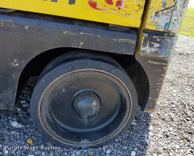 image for item KW9073 Hyster 30  forklift