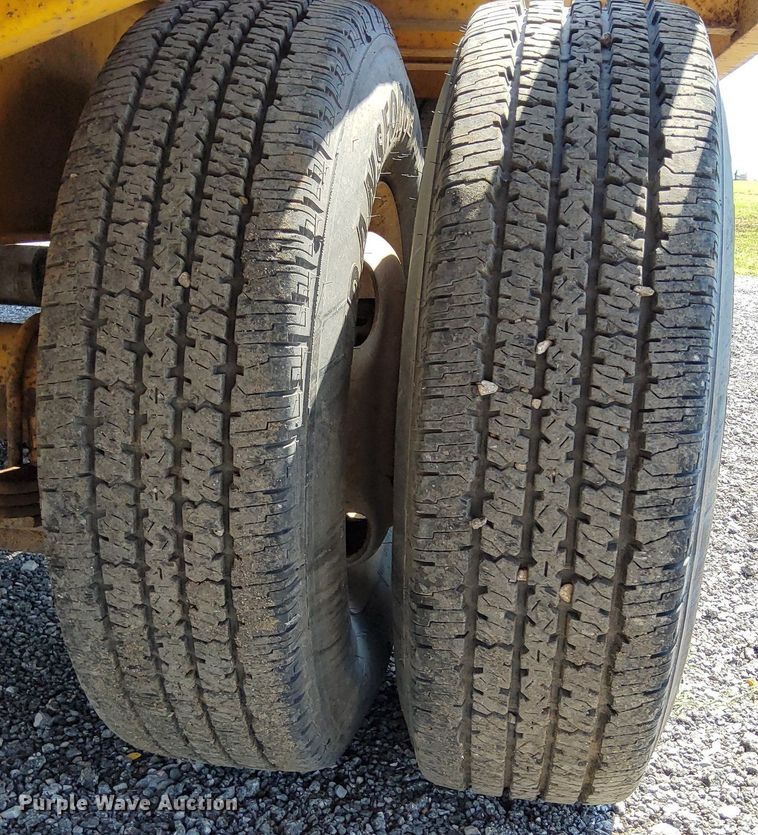 image for item KW9074 1998 Redi Haul R25210PFE  equipment trailer