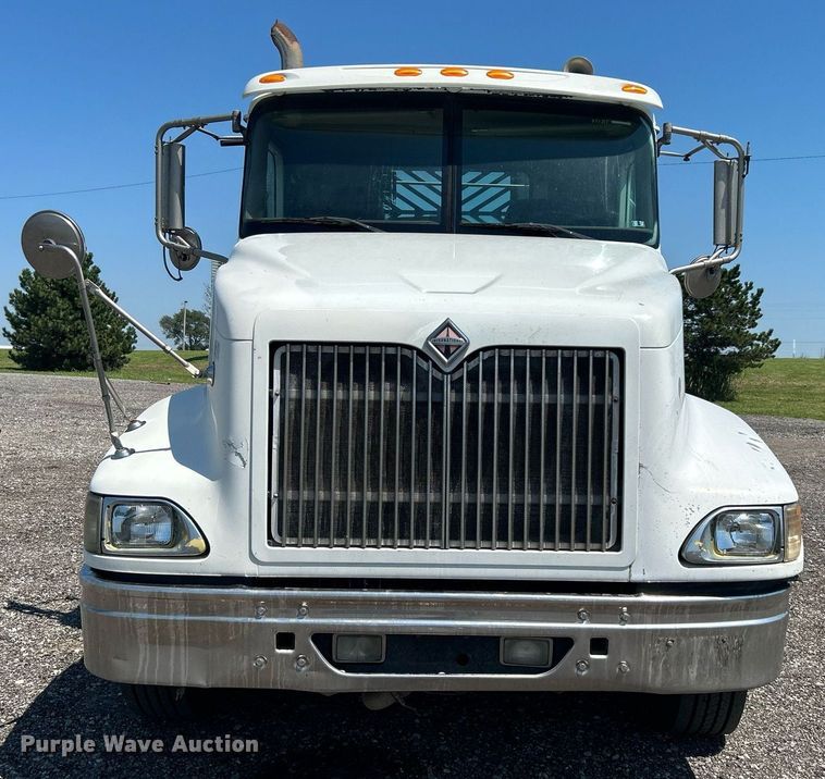 image for item KW9084 2005 International 9200i  flatbed truck