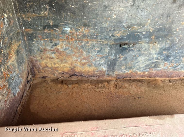 image for item KW9084 2005 International 9200i  flatbed truck