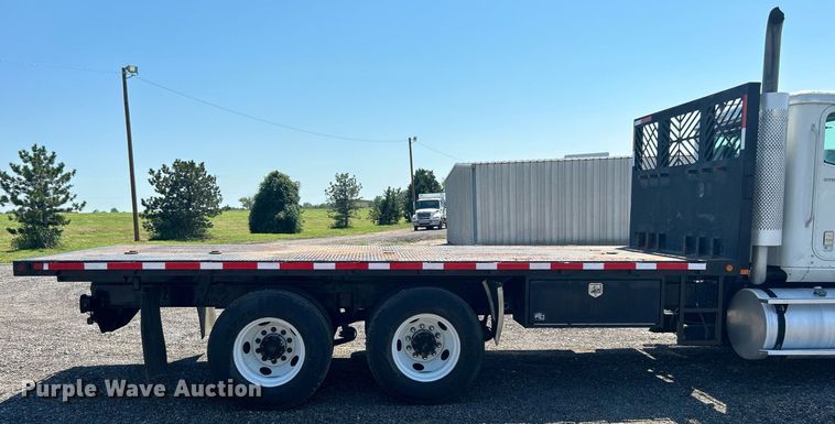 image for item KW9084 2005 International 9200i  flatbed truck