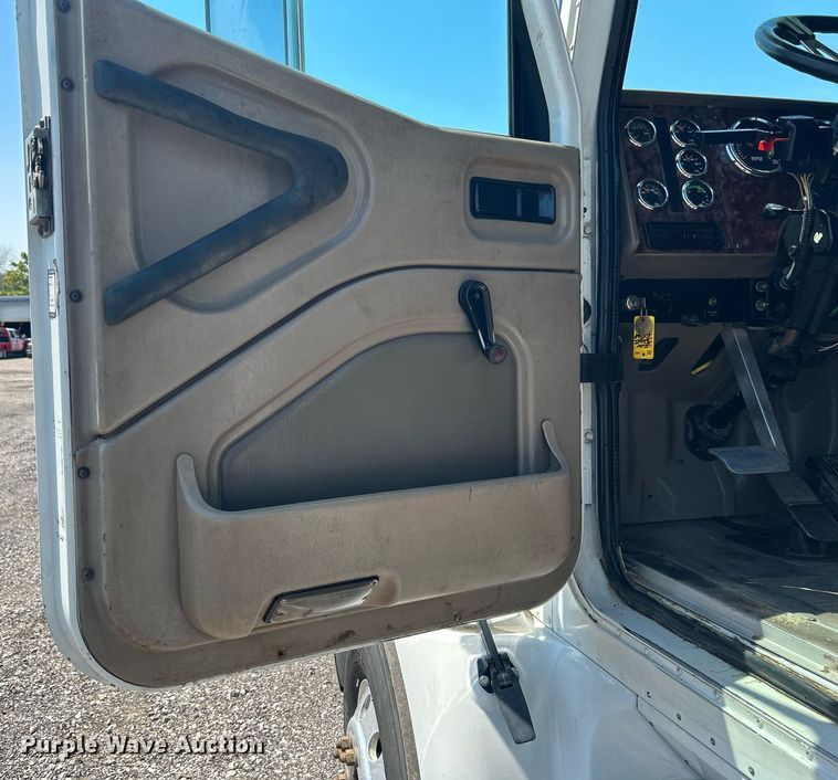 image for item KW9084 2005 International 9200i  flatbed truck