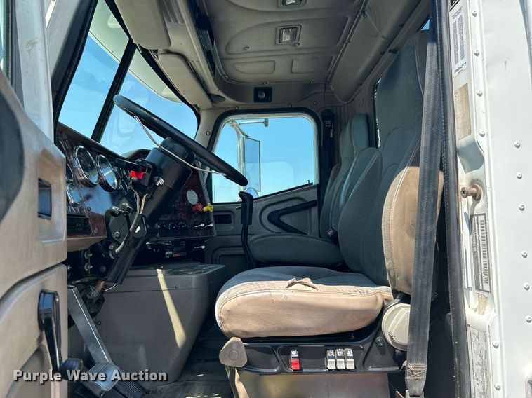 image for item KW9084 2005 International 9200i  flatbed truck