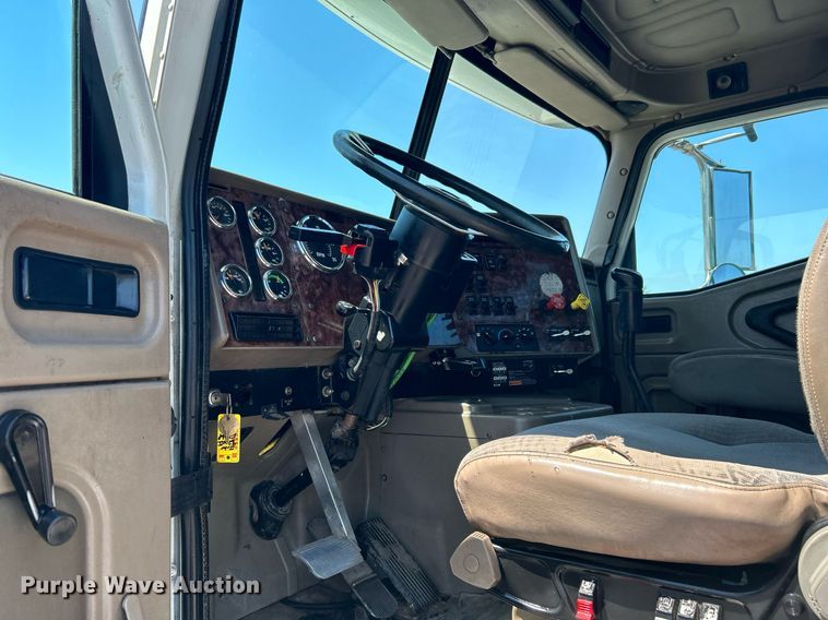 image for item KW9084 2005 International 9200i  flatbed truck