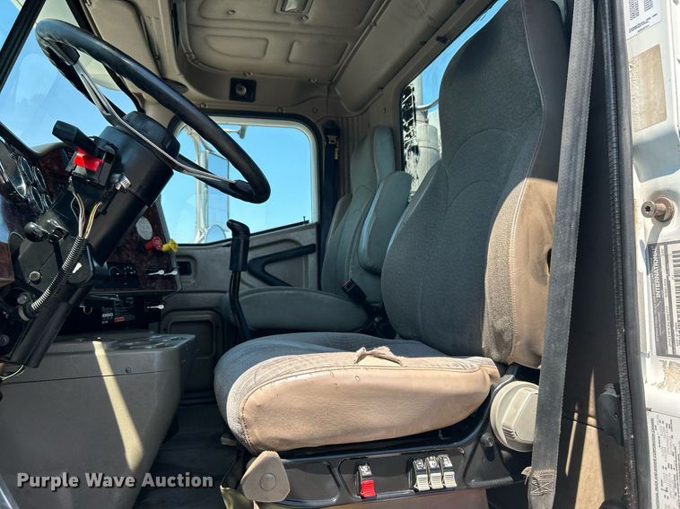 image for item KW9084 2005 International 9200i  flatbed truck