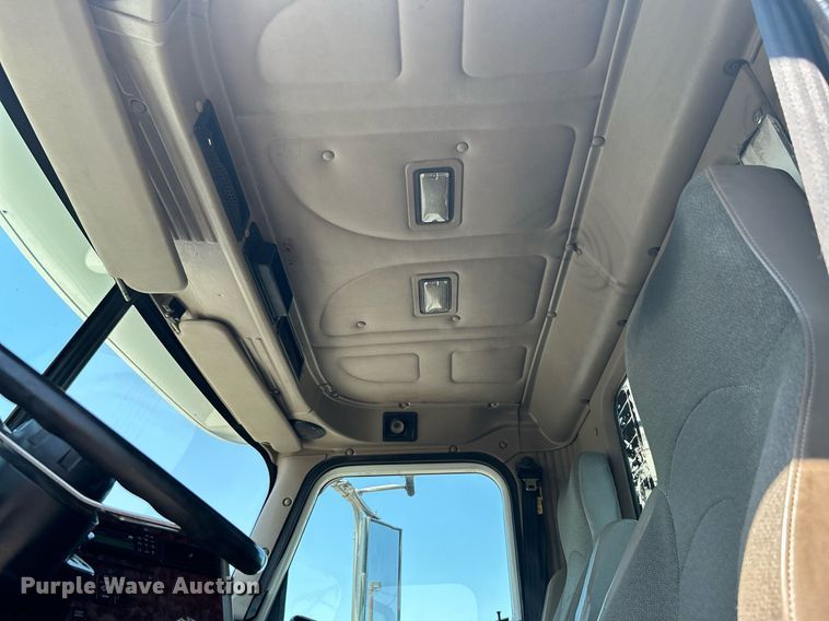 image for item KW9084 2005 International 9200i  flatbed truck