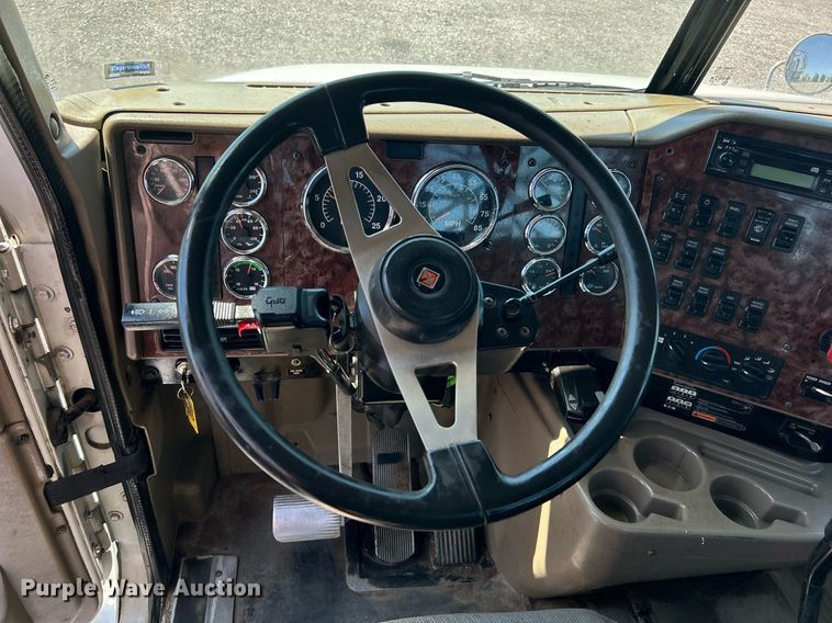 image for item KW9084 2005 International 9200i  flatbed truck