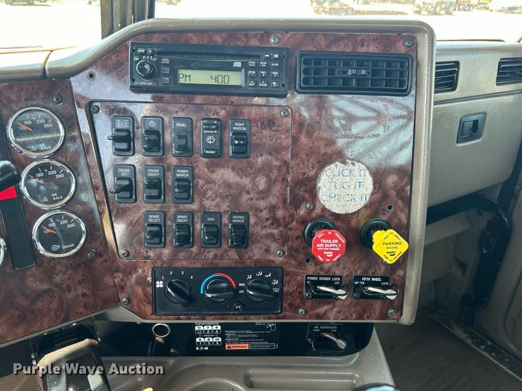 image for item KW9084 2005 International 9200i  flatbed truck