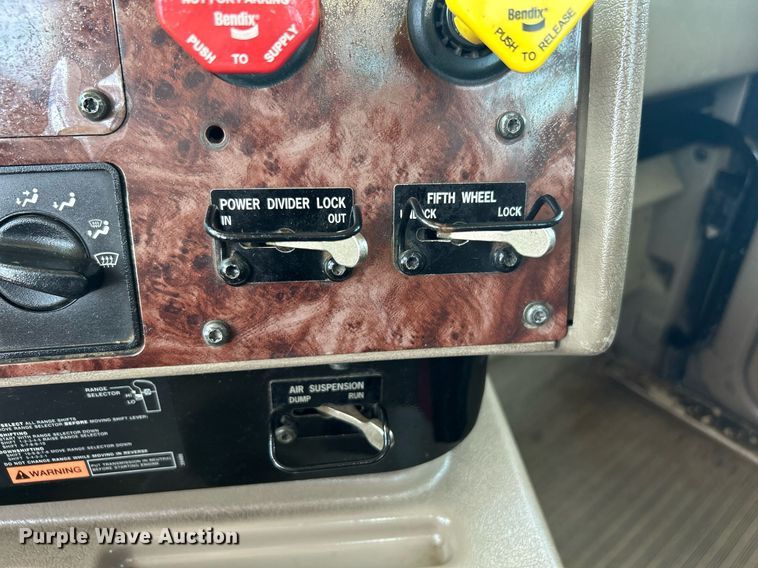 image for item KW9084 2005 International 9200i  flatbed truck