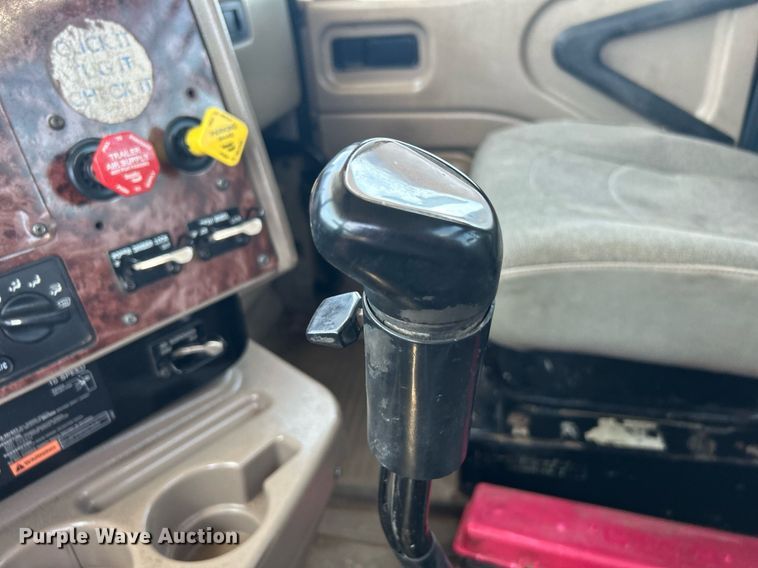 image for item KW9084 2005 International 9200i  flatbed truck