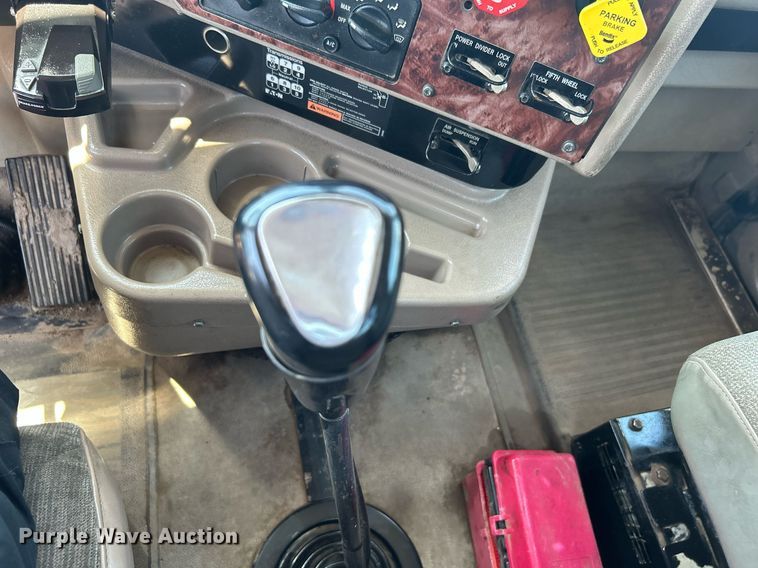 image for item KW9084 2005 International 9200i  flatbed truck