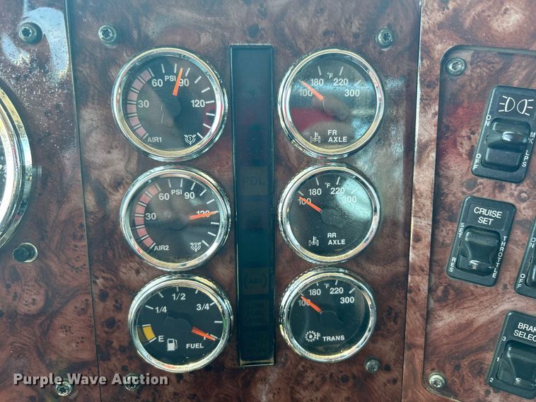 image for item KW9084 2005 International 9200i  flatbed truck