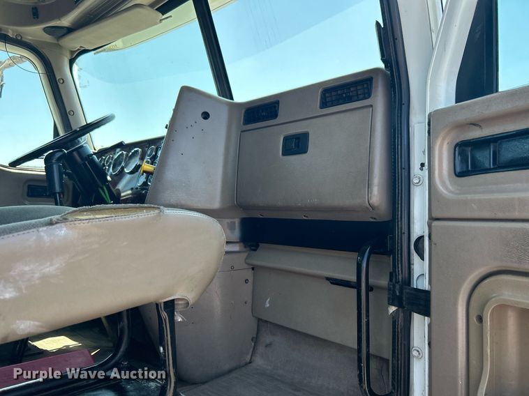 image for item KW9084 2005 International 9200i  flatbed truck