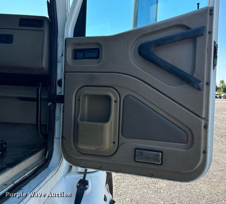 image for item KW9084 2005 International 9200i  flatbed truck