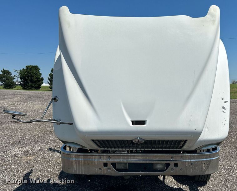 image for item KW9084 2005 International 9200i  flatbed truck