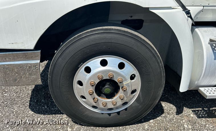 image for item KW9084 2005 International 9200i  flatbed truck