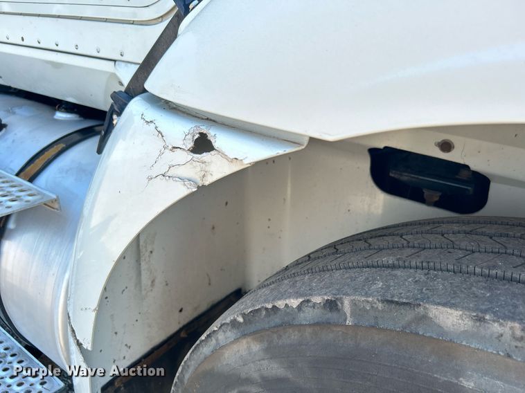 image for item KW9084 2005 International 9200i  flatbed truck