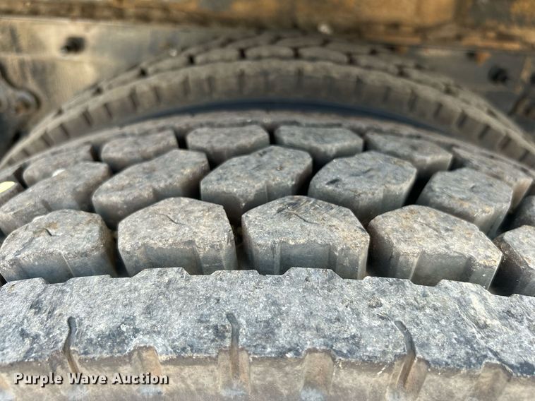 image for item KW9084 2005 International 9200i  flatbed truck