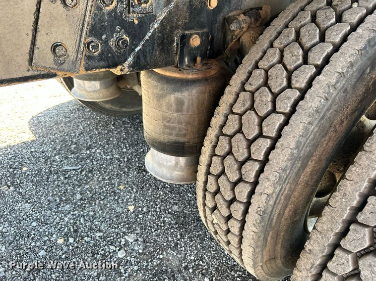 image for item KW9084 2005 International 9200i  flatbed truck