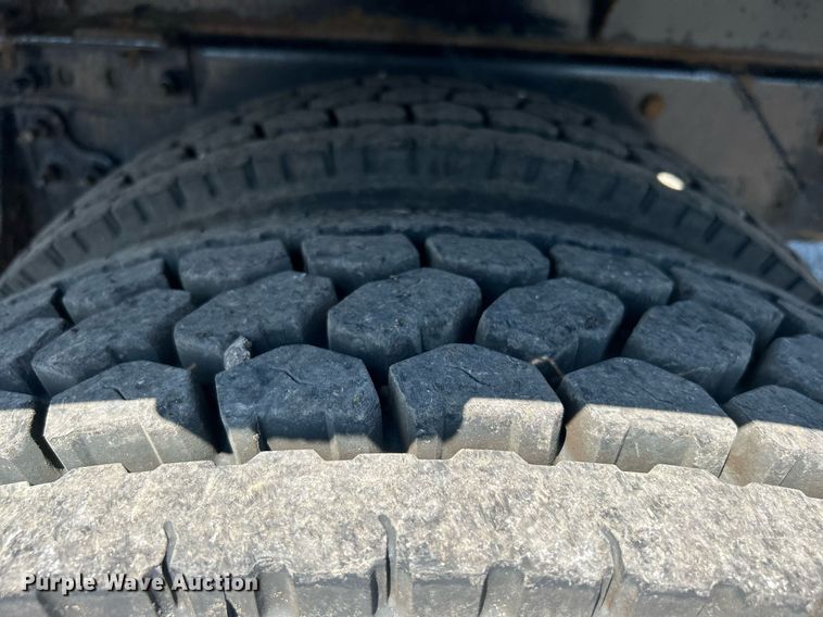 image for item KW9084 2005 International 9200i  flatbed truck