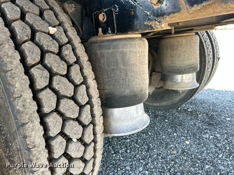 image for item KW9084 2005 International 9200i  flatbed truck