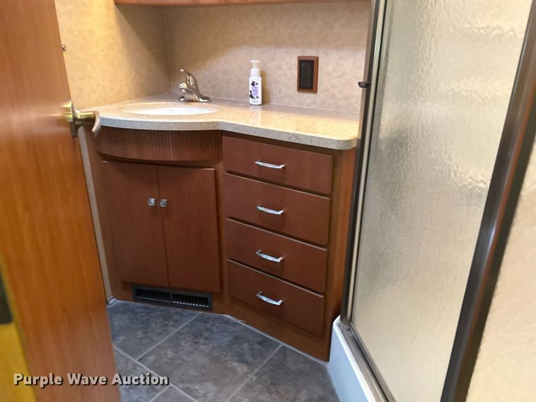 image for item KW9085 2008 Winnebago Journey  RV