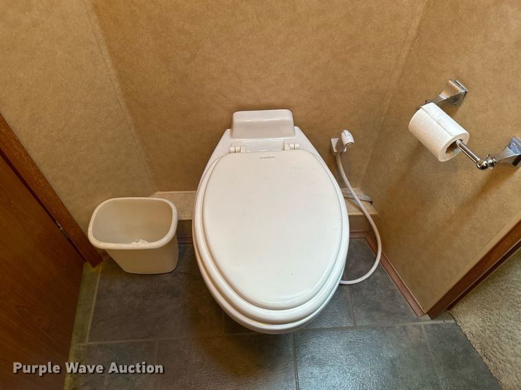 image for item KW9085 2008 Winnebago Journey  RV