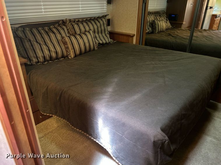 image for item KW9085 2008 Winnebago Journey  RV