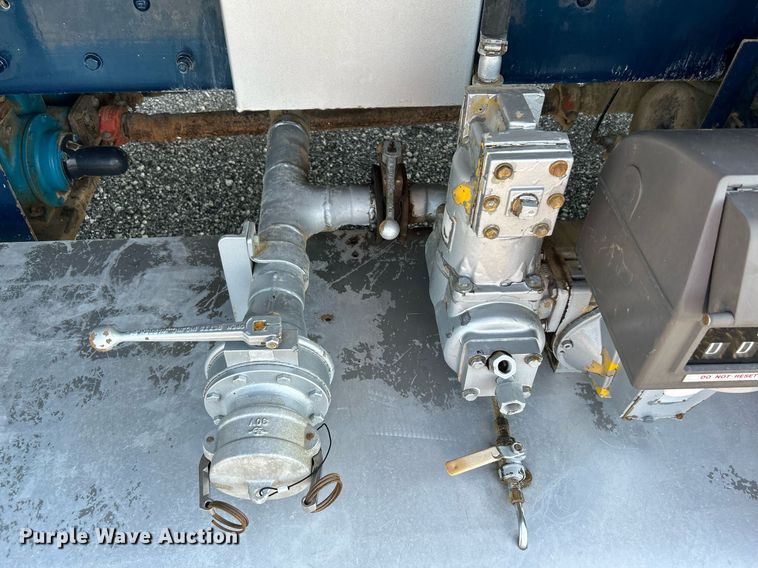 image for item KW9094 2006 Kenworth  fuel truck