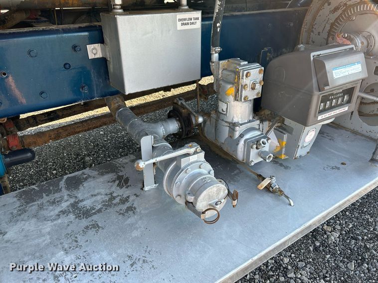 image for item KW9094 2006 Kenworth  fuel truck