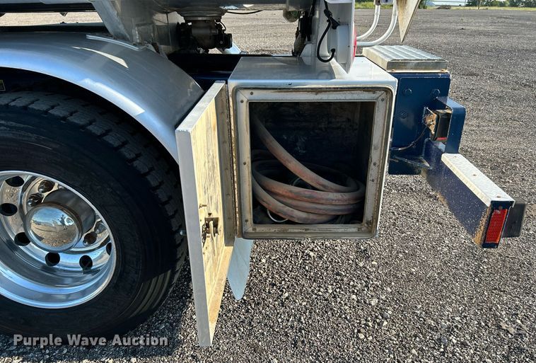 image for item KW9094 2006 Kenworth  fuel truck