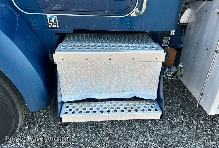 image for item KW9094 2006 Kenworth  fuel truck