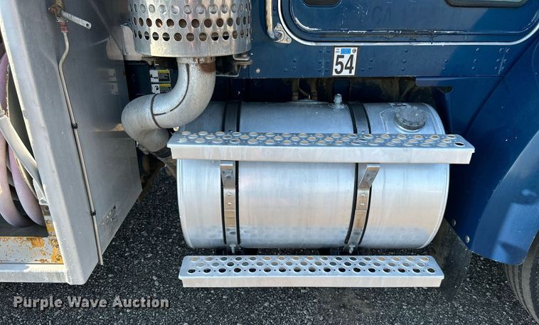 image for item KW9094 2006 Kenworth  fuel truck