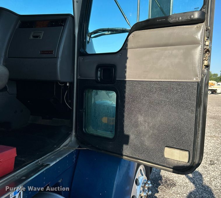 image for item KW9094 2006 Kenworth  fuel truck