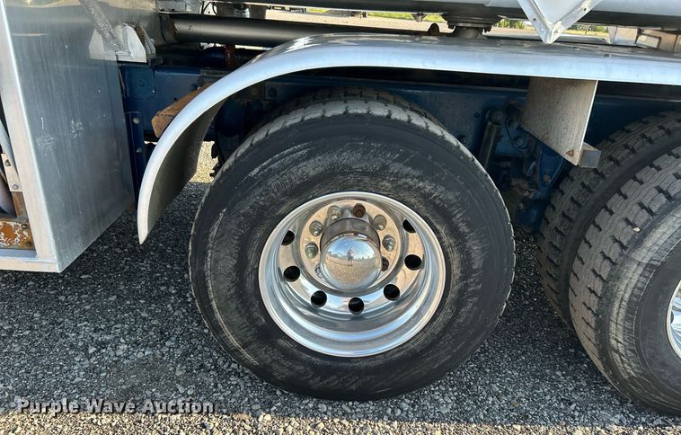 image for item KW9094 2006 Kenworth  fuel truck